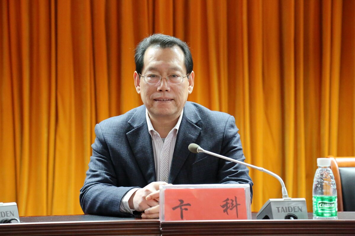 我校召开处级干部会议 宣布副校长任职